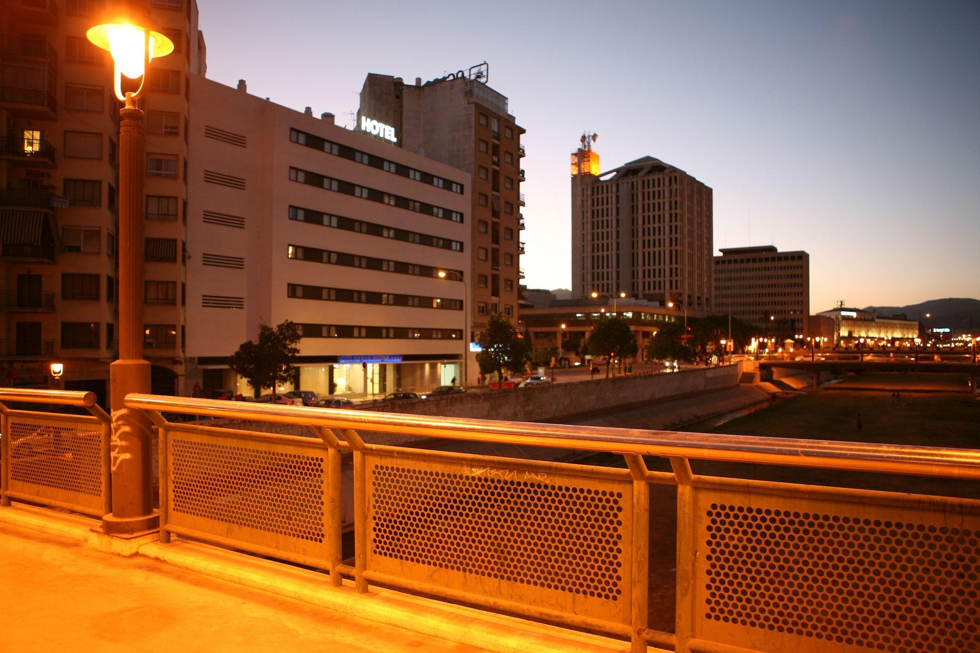 Hotel Guadalmedina Malaga Bagian luar foto