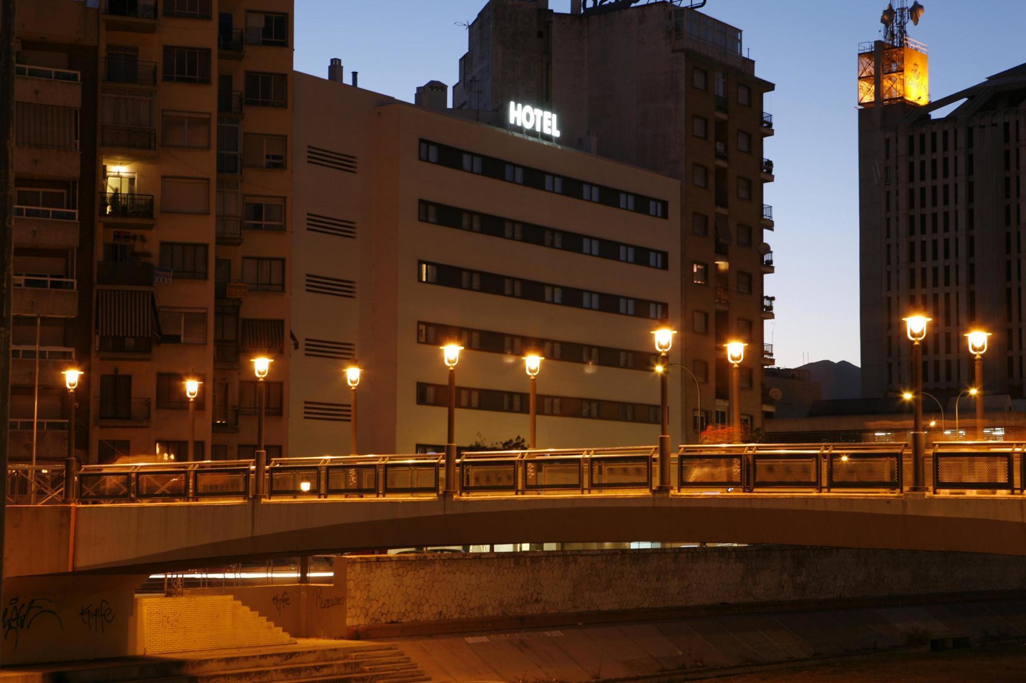 Hotel Guadalmedina Malaga Bagian luar foto